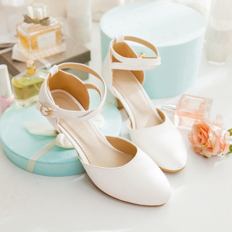 elegant-low-heel-hollow-out-sandals-with-cross-straps_2 Elegant Low-Heel Hollow-Out Sandals with Cross Straps