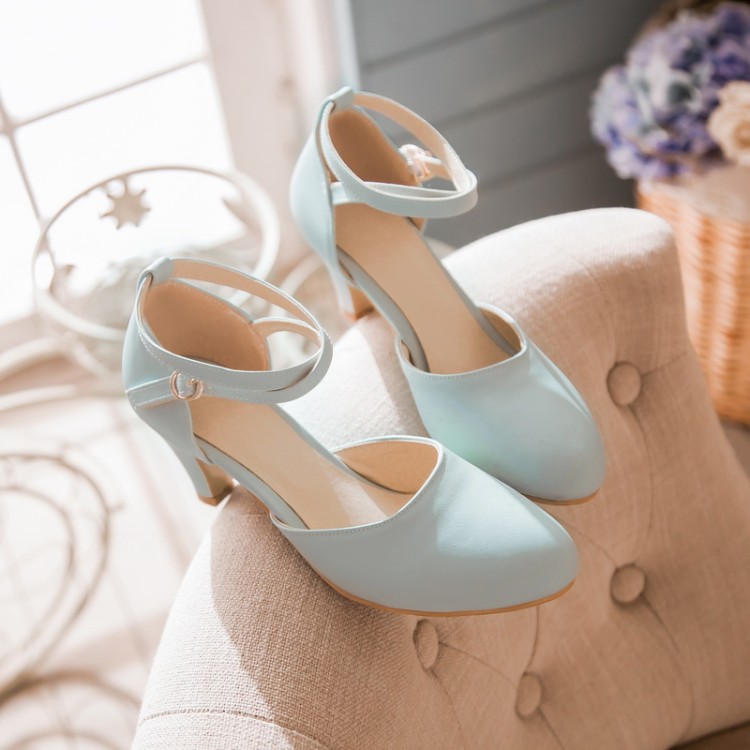 elegant-low-heel-hollow-out-sandals-with-cross-straps_4 Elegant Low-Heel Hollow-Out Sandals with Cross Straps