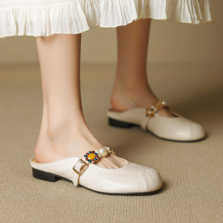 minimalist-closed-toe-slippers-with-buckle-and-metal-detail_1 Minimalist Closed-Toe Slippers with Buckle and Metal Detail