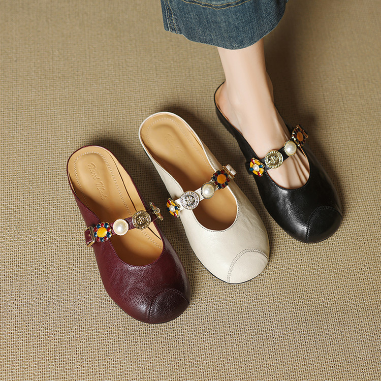 minimalist-closed-toe-slippers-with-buckle-and-metal-detail_2 Minimalist Closed-Toe Slippers with Buckle and Metal Detail