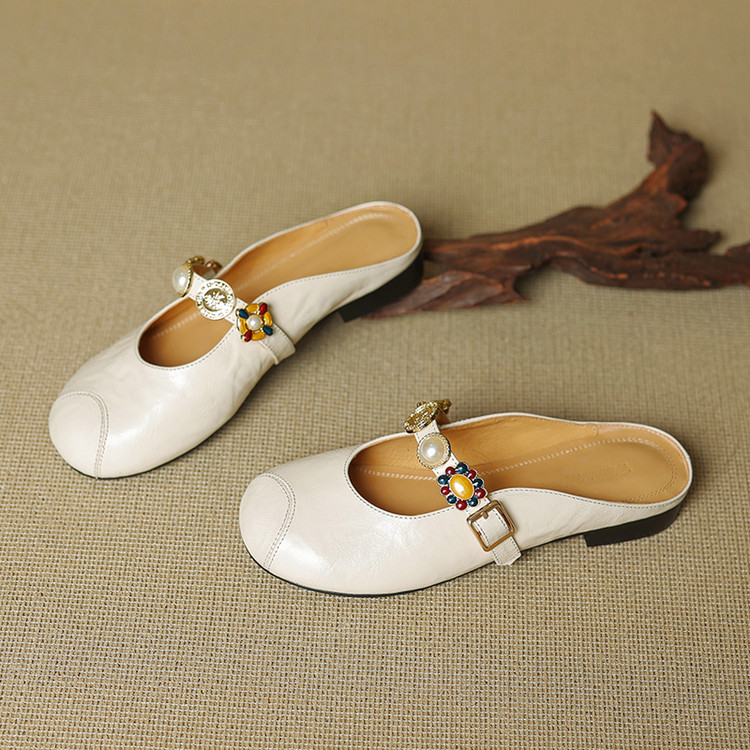 minimalist-closed-toe-slippers-with-buckle-and-metal-detail_3 Minimalist Closed-Toe Slippers with Buckle and Metal Detail