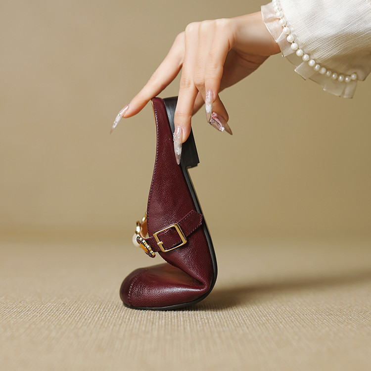 minimalist-closed-toe-slippers-with-buckle-and-metal-detail_4 Minimalist Closed-Toe Slippers with Buckle and Metal Detail