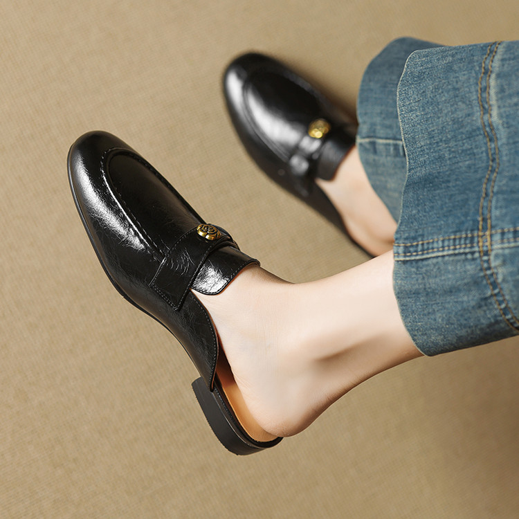 minimalist-leather-closed-toe-slippers-with-buckle-and-metal-accents_3 Minimalist Leather Closed-Toe Slippers with Buckle and Metal Accents